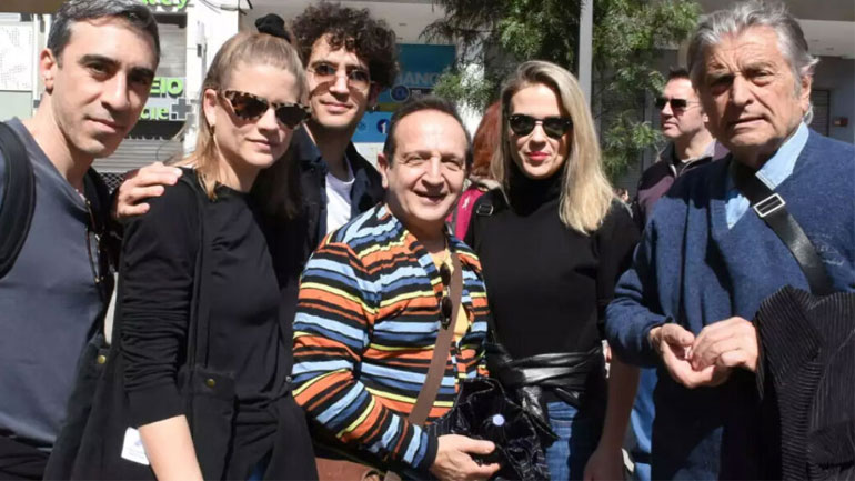 Ο Σπύρος Μπιμπίλας απαντά στις αντιδράσεις για τις χαμογελαστές φωτογραφίες στην πορεία για τα Τέμπη