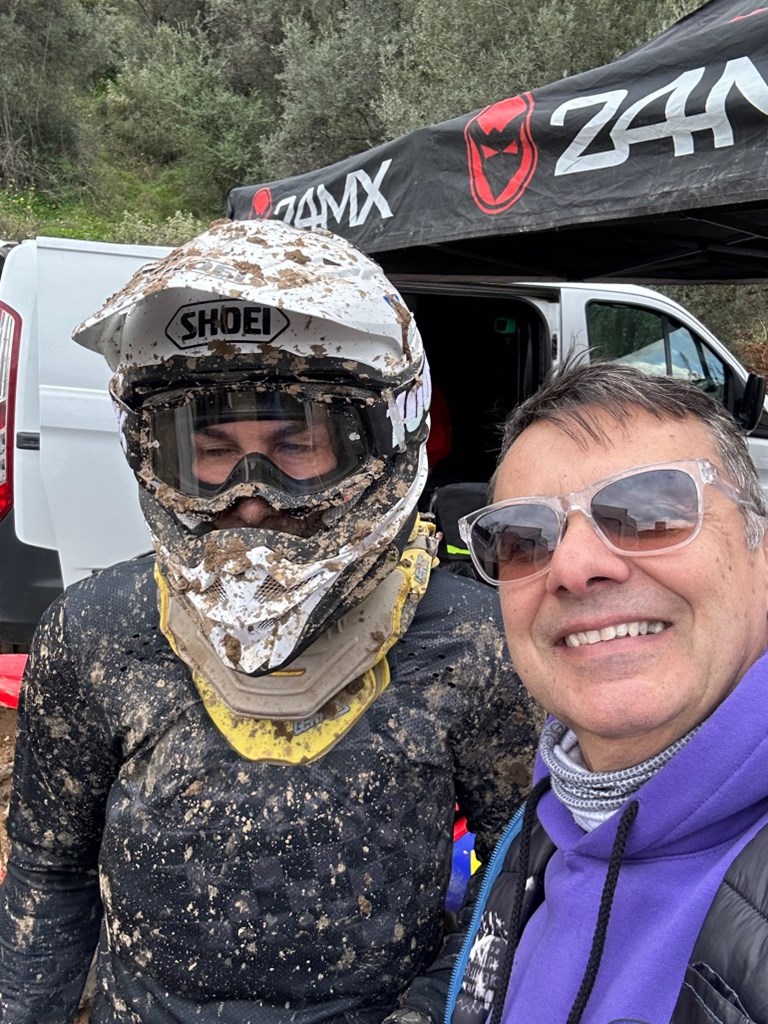 Ο Γιάννης Διατσίδης λασπωμένος, δίπλα στον αδελφό του Δημήτρη