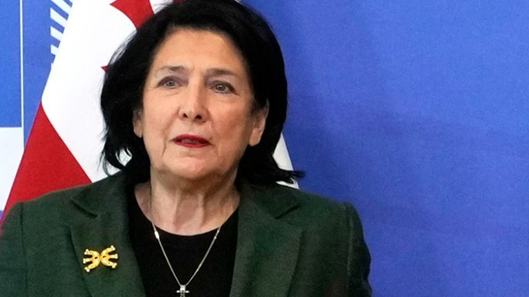 Η πρόεδρος της Γεωργίας χαιρετίζει τη νίκη των διαδηλωτών