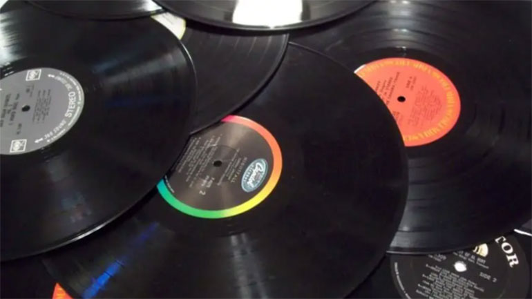 Για πρώτη φορά από το 1987, οι πωλήσεις βινυλίου ξεπέρασαν εκείνες των CD στις ΗΠΑ