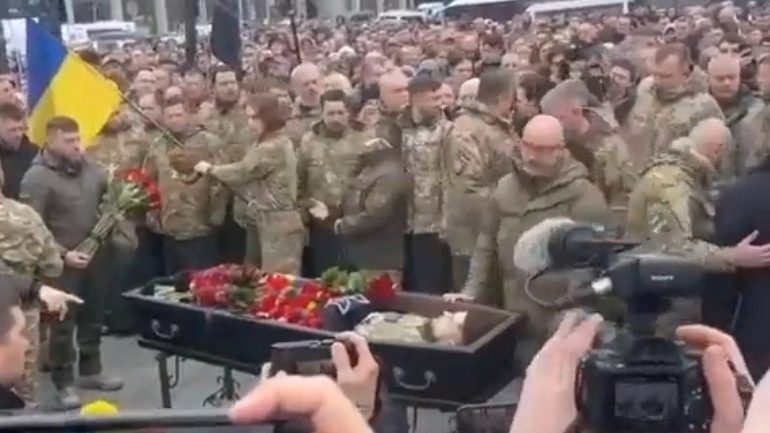 Ουκρανία: Ο Ζελένσκι τίμησε τον “ήρωα της Ουκρανίας” Ντμίτρο “Ντα Βίντσι” Κοτσιουμπάιλο που σκοτώθηκε στην Μπαχμούτ