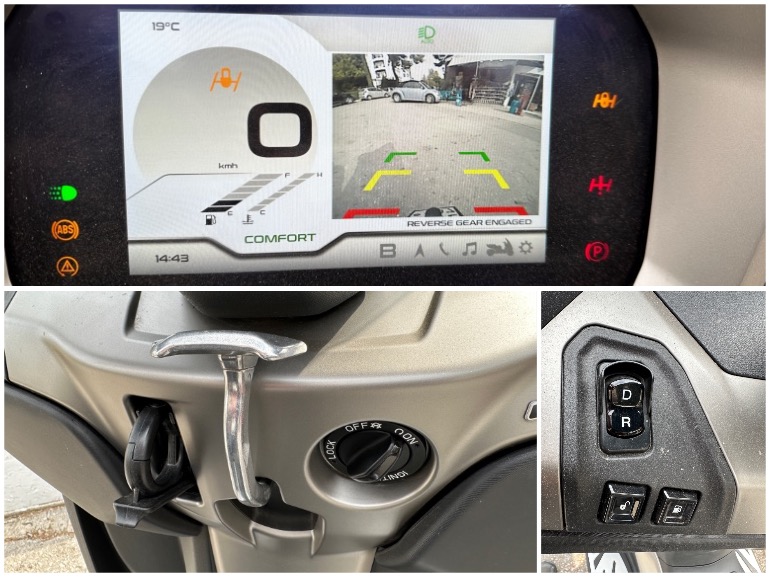 Στην οθόνη βλέπεις πίσω, όταν εμπλέκεις την όπισθεν (R) από το κουμπί που βρίσκεται στο αριστερό μέρος του σκούτερ. Κάτω από τιμόνι το χειρόφρενο είναι πολύ χρήσιμο!