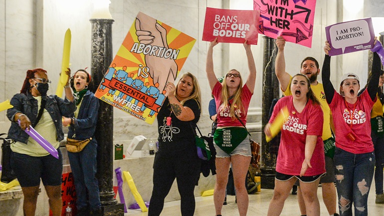 Τέξας: Άνδρας μήνυσε τρεις γυναίκες με την κατηγορία ότι βοήθησαν την πρώην σύντροφό του να κάνει άμβλωση