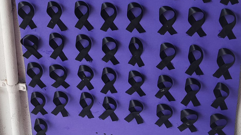 Πτολεμαΐδα: Πολίτες κρέμασαν πλακάτ με 57 μαύρες κορδέλες σε γραφεία βουλευτών της ΝΔ