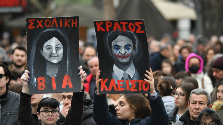 Μαχητική πορεία για την τραγωδία των Τεμπών – Πλήθος πολιτών στους δρόμους της Λάρισας