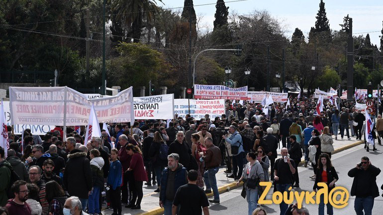 Μικρή ένταση στην πλατεία Καραϊσκάκη μετά τη λήξη της πορείας για τα Τέμπη