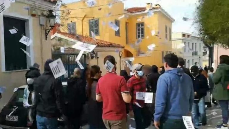 Παρέμβαση του Ρουβίκωνα στο σπίτι του πρώην υπουργού Μεταφορών Κώστα Καραμανλή στην Πλάκα