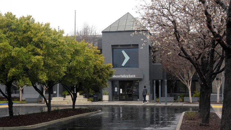 SVB: Μισθός για εργασία 45 ημερών στους εργαζόμενους από τον κυβερνητικό οργανισμό FDIC