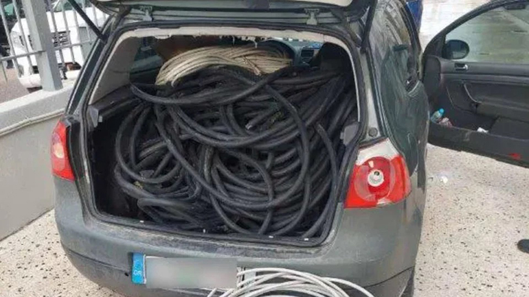 Επεισοδιακή καταδίωξη στην Αττική Οδό – Συνελήφθησαν τρία άτομα, είχαν κλέψει 300 κιλά καλώδια