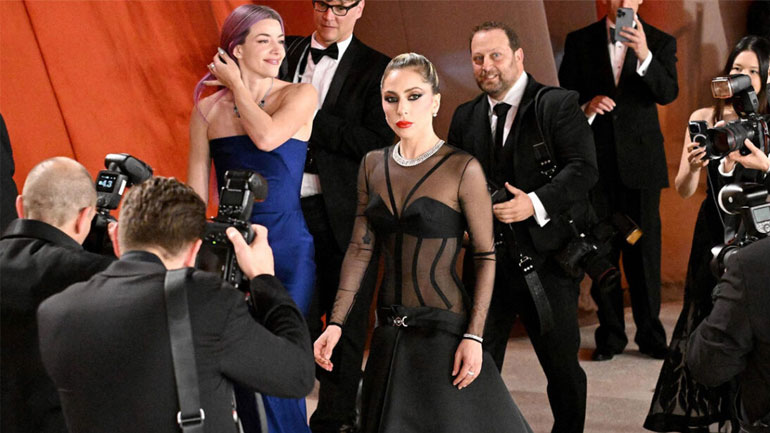 Oscars 2023: Η Lady Gaga έτρεξε να βοηθήσει φωτογράφο που έπεσε!