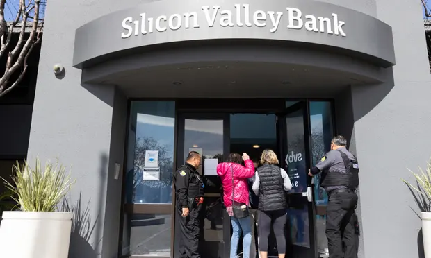 Έξω από τη Silicon Valley Bank