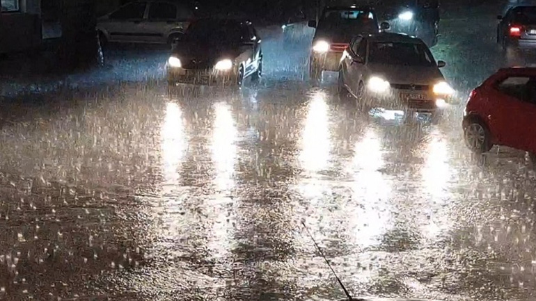 «Άνοιξαν» οι ουρανοί στην Πάρο