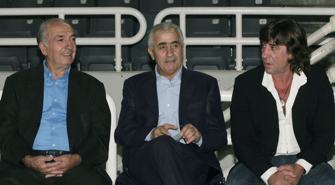 Ο Μίμης Παπαϊωάννου ανάμεσα σε άλλους δύο θρύλους της ΑΕΚ, τον Κώστα Νεστορίδη και τον Θωμά Μαύρο