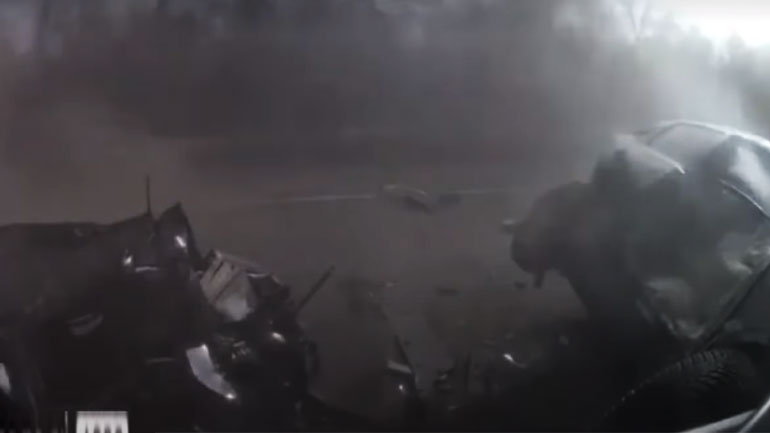 Πλάνα σοκ: Αμμοθύελλα προκάλεσε καραμπόλα 40 αυτοκινήτων στην Ουγγαρία – Τα 19 κάηκαν