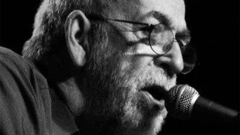 Ο Αργύρης Μπακιρτζής τραγουδά Γιώργο Κωστογιώργη στο Mπαράκι της Διδότου