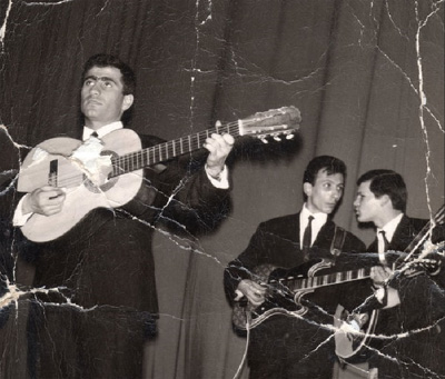 Μίμης Παπαϊωάννου και Χρήστος Νικολόπουλος επί σκηνής μαζί με τον Μάριο Κώστογλου 