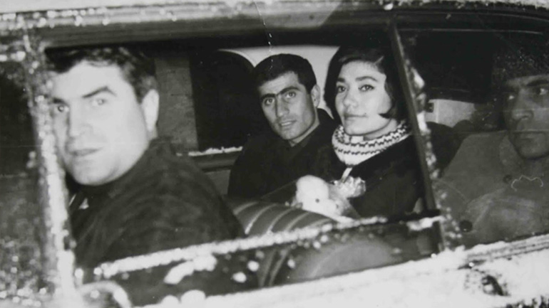 Φωτογραφία-ντοκουμέντο του Πάνου Δολαψή, που έχει τραβηχτεί στο χιονισμένο Heilbronn της Γερμανίας.Μπροστά στο αυτοκίνητο o επιχειρηματίας Χαράλαμπος Σημηριώτης. Στα πίσω καθίσματα ο Στέλιος Καζαντζίδης,  η Μαρινέλλα και ο Μίμης Παπαϊωάννου.