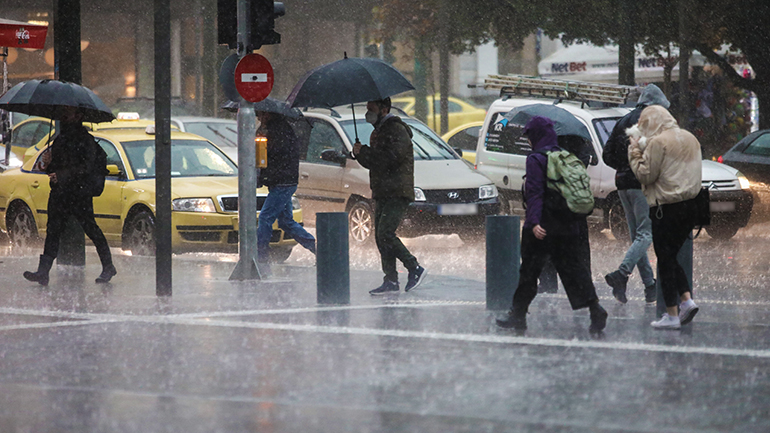 Ραγδαία επιδείνωση του καιρού με βροχές και καταιγίδες