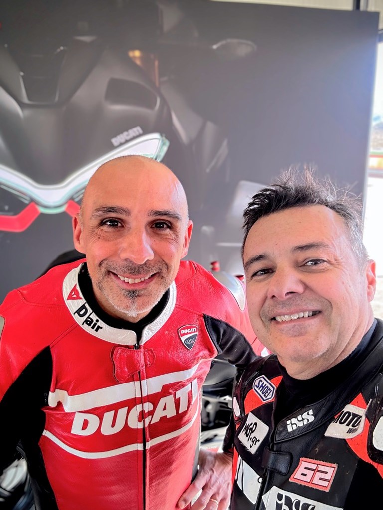 Ο επίσημος δοκιμαστής της Ducati, o Alessandro Valia με τον απεσταλμένο μας Δημήτρη Διατσίδη