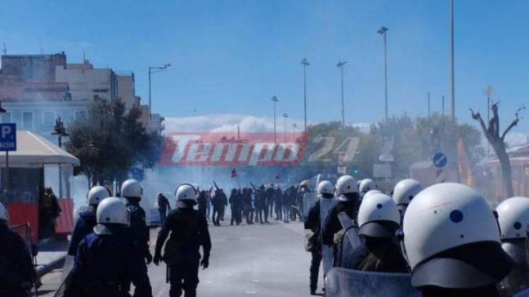 Πάτρα: Ένταση στην πορεία για τα Τέμπη μεταξύ διαδηλωτών και αστυνομίας