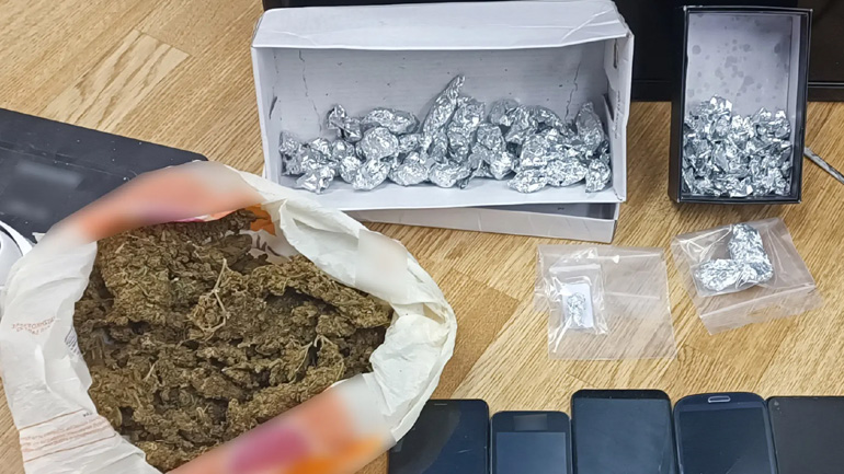 Οκτώ συλλήψεις στην Αγία Βαρβάρα για διακίνηση ναρκωτικών Οκτώ συλλήψεις στην Αγία Βαρβάρα για διακίνηση ναρκωτικών