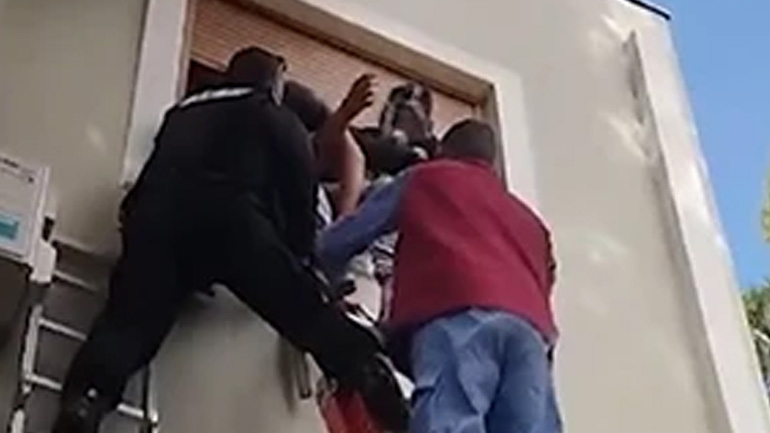 Άνδρες της ομάδας ΔΙ.ΑΣ. απεγκλώβισαν ανήλικο από φλεγόμενο διαμέρισμα – Νοσηλεύεται διασωληνωμένος