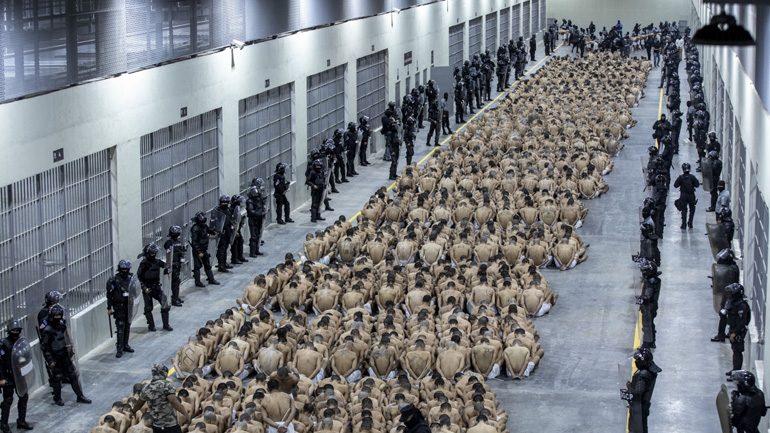 Ελ Σαλβαδόρ: Νέα μεταγωγή 2.000 μελών συμμοριών στη «μεγαλύτερη φυλακή της Αμερικής»