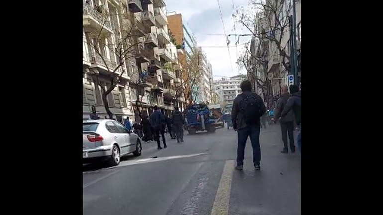 Καταγγελία: Γερανός της αστυνομίας χτυπά με ταχύτητα κάδο και τραυματίζει πολίτη