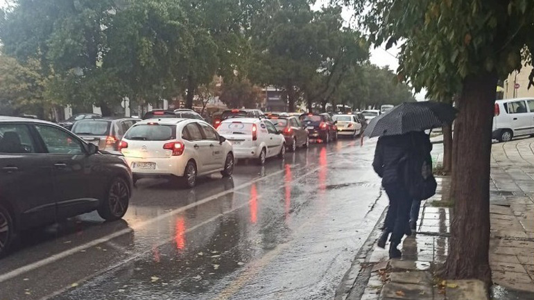 Ισχυρές βροχές, καταιγίδες και ενισχυμένοι άνεμοι σήμερα και αύριο – Τι καιρό θα κάνει στην Αττική