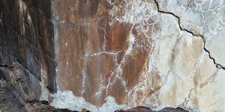 Εμφανέστατες οι ρωγμές σε μια από τις κολώνες της γέφυρας των Σερβίων