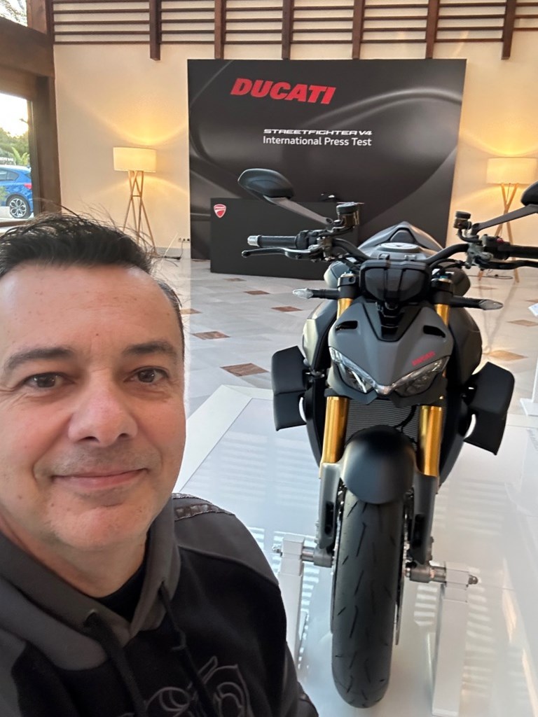 O απεσταλμένος μας Δημήτρης Διατσίδης με το νέο μοντέλο