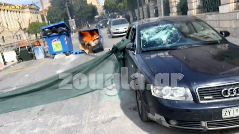 Έσπασαν το αυτοκίνητο της Ολγας Γεροβασίλη – Τραυματίστηκε ελαφρά ο αστυνομικός της