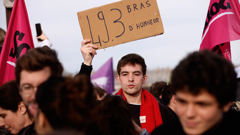 Πορεία νέων προς τη Γαλλική Εθνοσυνέλευση, σε ένδειξη διαμαρτυρίας για την έγκριση της συνταξιοδοτικής μεταρρύθμισης