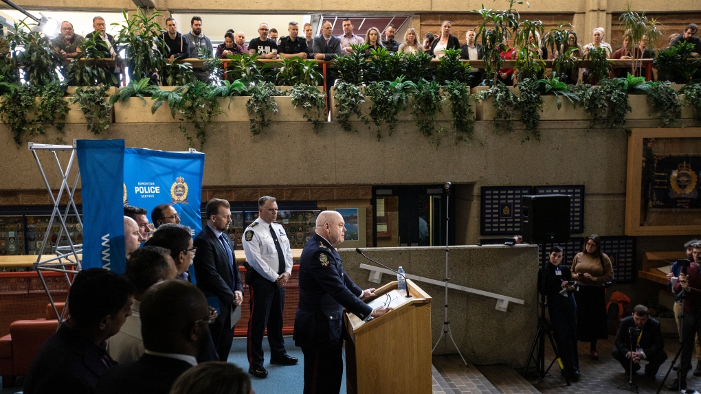 Ο αρχηγός της Αστυνομίας του Έντμοντον Ντέιλ Μακ Φι, μιλώντας για το συμβάν στα κεντρικά γραφεία της Υπηρεσίας