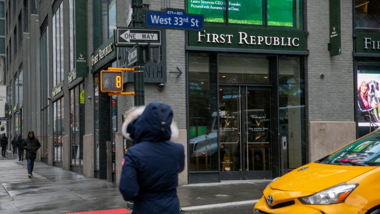 ΗΠΑ: Στο μάτι του κυκλώνα η τράπεζα First Republic, με τους αναλυτές να φοβούνται ότι θα είναι η επόμενη στο ντόμινο των καταρρεύσεων