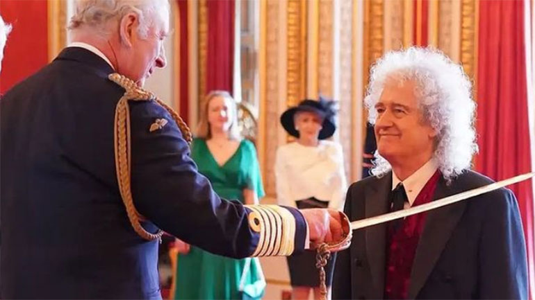 Ο θρυλικός κιθαρίστας των Queen, Μπράιαν Μέι, έγινε Σερ από τον βασιλιά Κάρολο