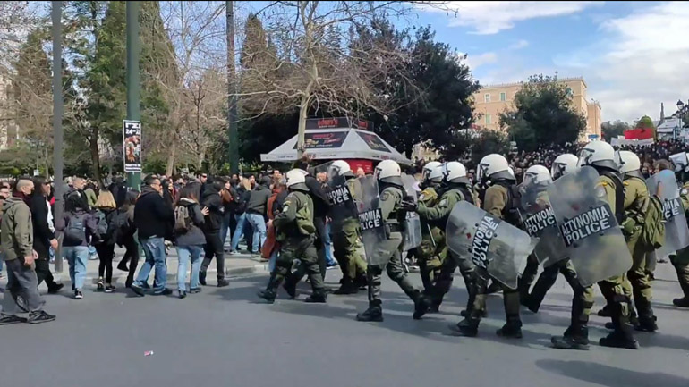 Απρόκλητη επίθεση των ΜΑΤ – Έτσι άρχισαν τα επεισόδια στο Σύνταγμα