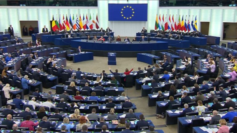 Ευρωκοινοβούλιο: Κατηγορούν τους Έλληνες για κλέφτες χρημάτων και τιμαλφών από μετανάστες Ευρωκοινοβούλιο: Κατηγορούν τους Έλληνες για κλέφτες χρημάτων και τιμαλφών από μετανάστες