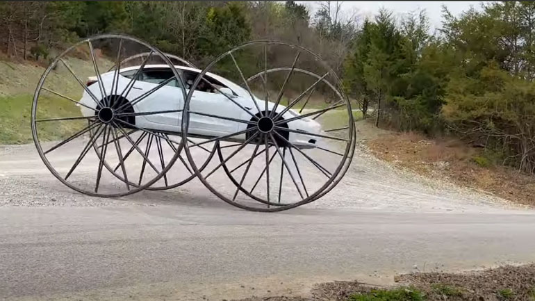 Τί άλλο θα δούμε για τα views; Έβαλε τροχούς 120 ιντσών σε Tesla Model 3 και το οδήγησε μέχρι και ανάποδα