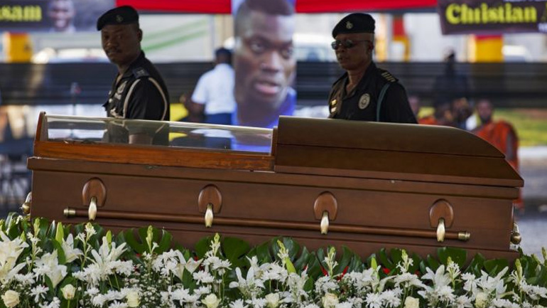 Το φέρετρο του αδικοχαμένου ποδοσφαιριστή