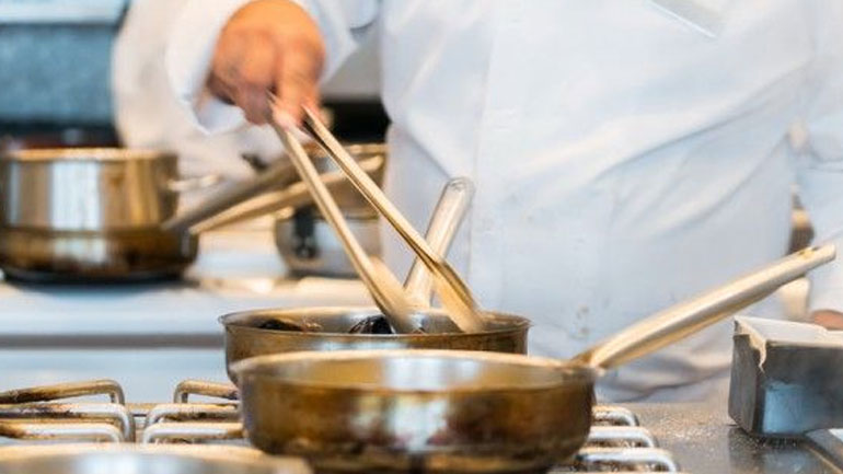 Το Ηνωμένο Βασίλειο «ζητάει» σεφ. Τι κρατάει όμως έναν εργαζόμενο σε μια επιχείρηση εστίασης;