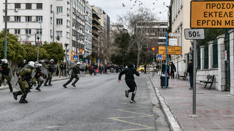 Φωτορεπόρτερ καταγγέλλει τραυματισμό από αστυνομικούς στις πορείες για τα Τέμπη