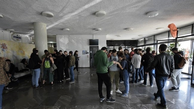 Έπεσαν οι σοβάδες ταβανιού σε διάδρομο σχολής στο ΕΚΠΑ – Η καταγγελία των φοιτητών