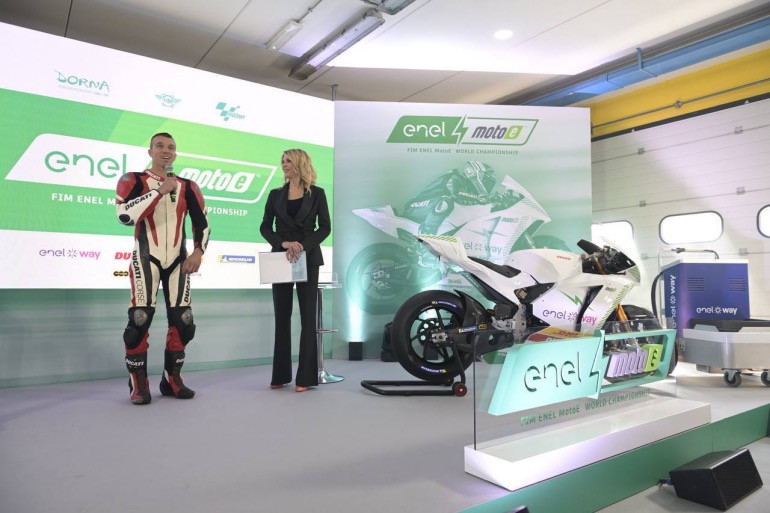 O Alex de Angelis μιλάει για τιην οδηγική εξέλιξη της μοτοσυκλέτας