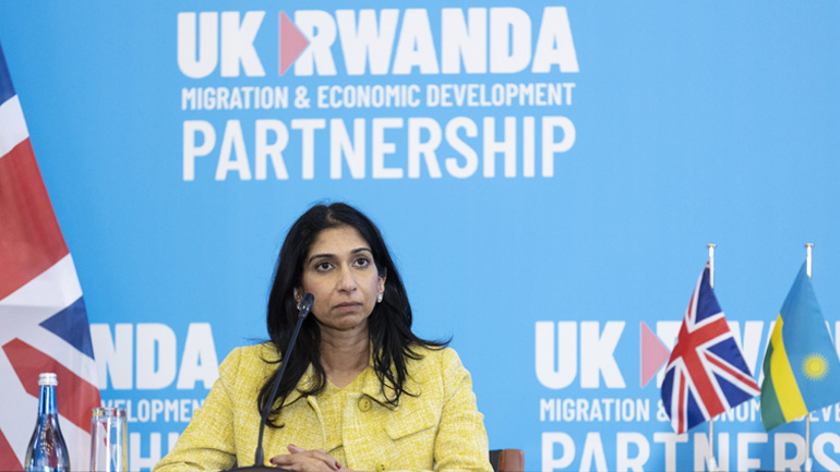 Στη Ρουάντα η υπουργός Εσωτερικών της Βρετανίας για να υπερασπιστεί το σχέδιο απέλασης των αιτούντων άσυλο