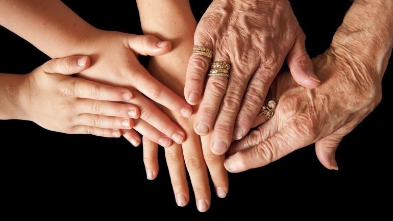 Δημογραφικό: Οι επιπτώσεις στο οικογενειακό περιβάλλον των άνω των 65 ετών – Ποιοι κινδυνεύουν να μείνουν μόνοι