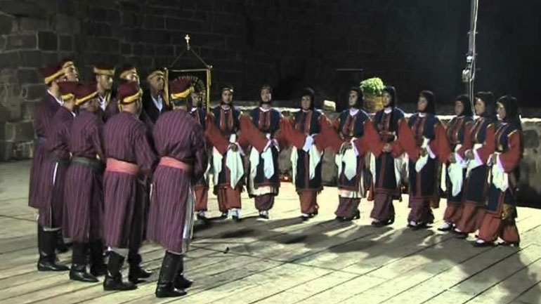 Θεσσαλονίκη: O χορός των κουταλιών και το γαμήλιο θήμισμα στις «αποσκευές» των προσφύγων Θεσσαλονίκη: O χορός των κουταλιών και το γαμήλιο θήμισμα στις «αποσκευές» των προσφύγων