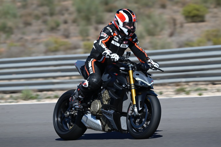 Στο δυνατό φρενάρισμα η ανάρτηση βυθίζεται πολύ, πατά τη βοήθεια από τις ηλεκτρονικές ρυθμίσεις που τη σκληραίνουν