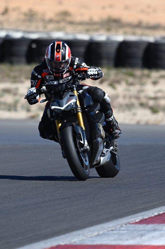 Στις εξόδους των στροφών το σώμα μεταφέρεται μπροστά για να μειώσει την τάση σούζας