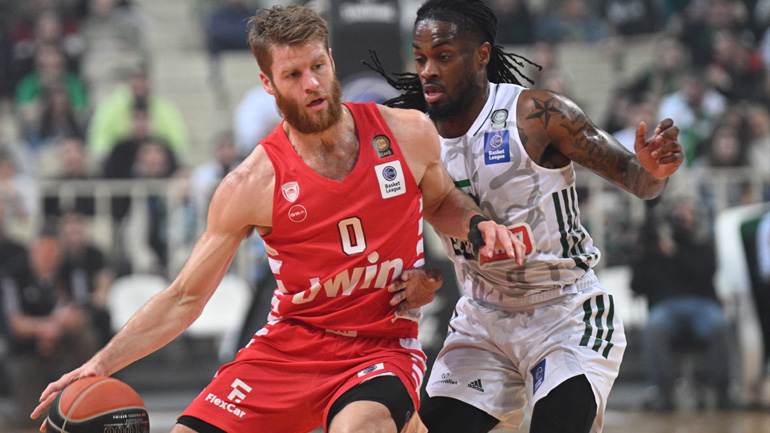 Δωδέκατη σερί νίκη (76-74) σε ντέρμπι «αιωνίων» για τον Ολυμπιακό – Διαμαρτύρεται για φάουλ στην τελευταία φάση ο Παναθηναϊκός